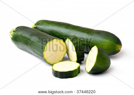 To friske grøntsager zucchini isoleret på hvid baggrund