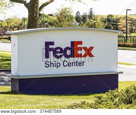 Melville, New York, Usa - 13 May 2020: Fedex Ship Center Sign On The Side Of The Road In Melville Lo