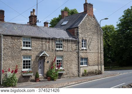 Stone Houses On Oxford Street In Woodstock In Oxfordshire In The Uk Taken 22nd June 2020