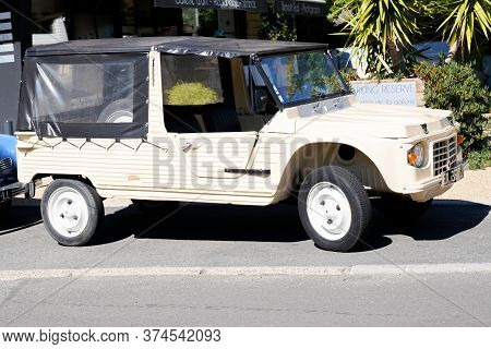 Bordeaux , Aquitaine / France - 06 14 2020 : Citroen Mehari Car Beige Old Vintage Beach Convertible 