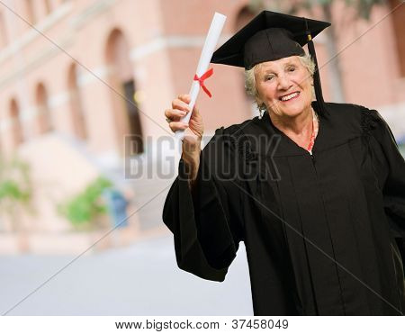 Senior vrouw met graad In de Hand, buiten