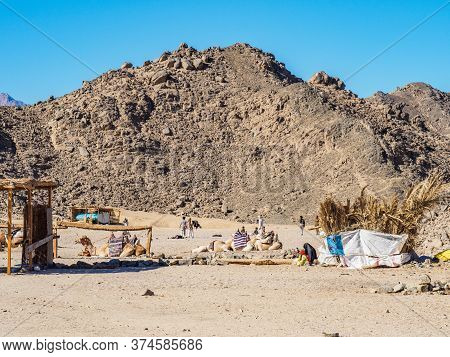 Bedouin Village In Desert, Egypt - February 2020: Village At The Foot Of Mauntain, Long View. Bedoui