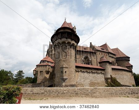 Kreuzenstein Kalesi