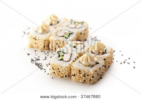 Maki Sushi - Roll lavet af kød og agurk inde. Sesam ouside. Toppet med flødeost