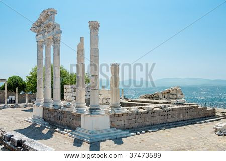 Храм Траяна в Acropolis Пергамон в Турции