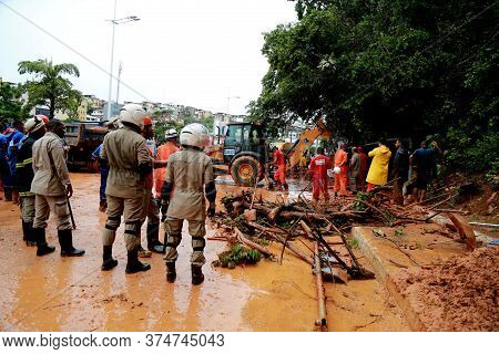 Salvador, Bahia / Brazil - April 9, 2015: Members Of The Fire Department And Volunteer People Are Se