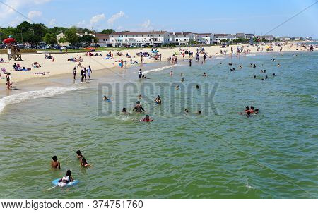 Hampton, Virginia, U.s.a - June 29, 2020 - Crowds On The Buckroe Beach During A Hot Summer Day