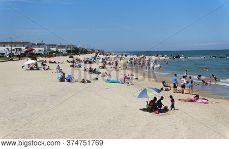 Hampton, Virginia, U.s.a - June 29, 2020 - Crowds On The Buckroe Beach During A Hot Summer Day