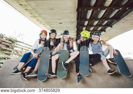 Group Of Friends Children At Skate Ramp. Portrait Of Confident Early Teenage Friends Hanging Out At 