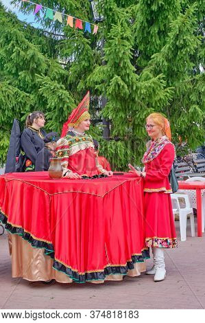 Aromashevo, Russia - 27 June, 2020: Young Woman In Kokoshnik And Senior Woman In Stylized Red Russia