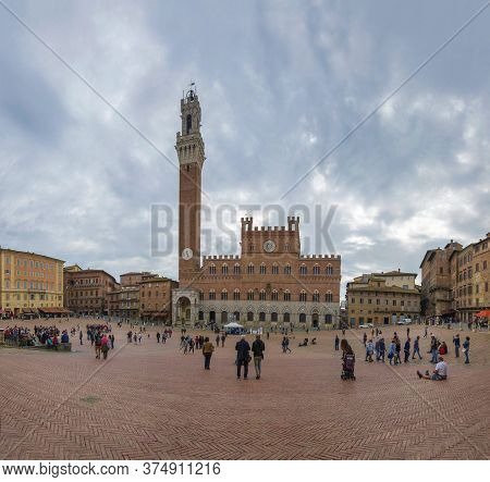 Siena, Italy - September 24, 2017: The Medieval City Hall Of The Palazzo Publico In Piazza Del Campo