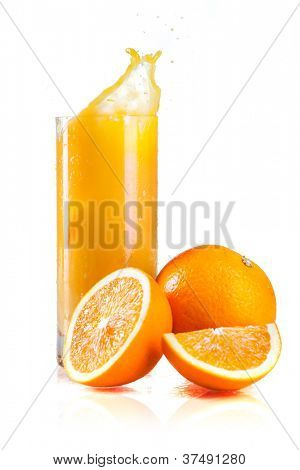 suco de laranja fresco helthy e fatias de laranjas, em fundo branco