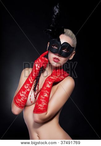 Maskerade maskierte MÃ¤dchen Blondine im roten Handschuhe und schwarze Maske