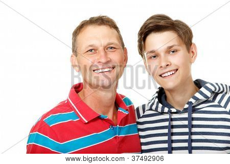 Vader en zoon tiener gelukkig lachend op witte achtergrond