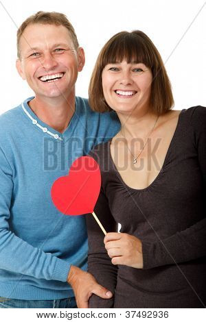 Aantrekkelijke vrolijke vrouw met mens in liefde glimlachen op witte achtergrond. Portret van gelukkig volwassen w