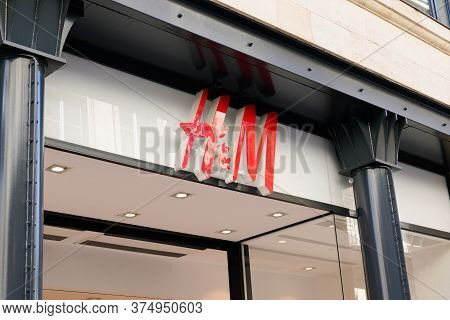 Bordeaux , Aquitaine / France - 07 05 2020 : H&m Logo Sign H & M Hennes Mauritz Ab Swedish Multinati