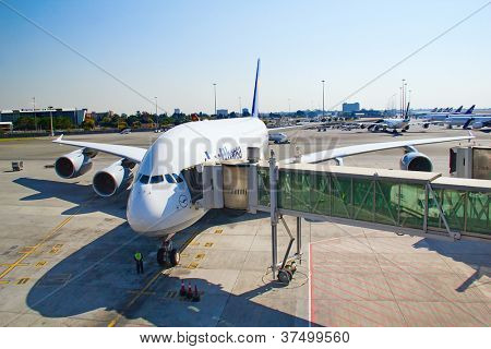 JOHANNESBURG - duben 18:Airbus A380 vystupování cestujících po mezikontinentální lety na duben 