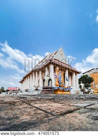 Bangkok Thailand - 16 March 2023: Hall Of Temple Of Wat Pradoo Chimplee In Bangkok Thailand