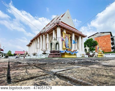 Bangkok Thailand - 16 March 2023: Hall Of Temple Of Wat Pradoo Chimplee In Bangkok Thailand