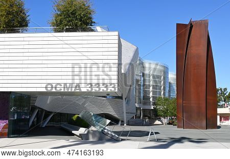 Costa Mesa, California - 4 Apr 2023: The Orange County Museum Of Art (ocma) And The Connector A 65-f