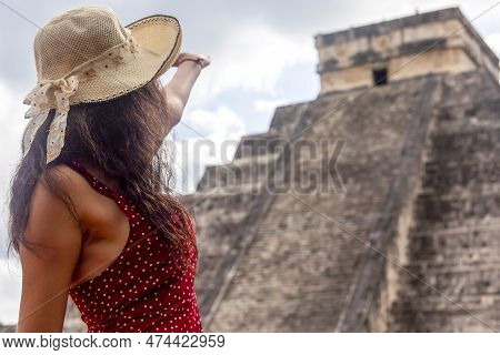Sexy Tourist Inviting To The Pyramid Of Chichen Itza In The Yucatan Peninsula.