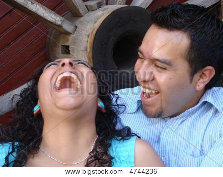 Couple hispanique rire et profiter de Eachother