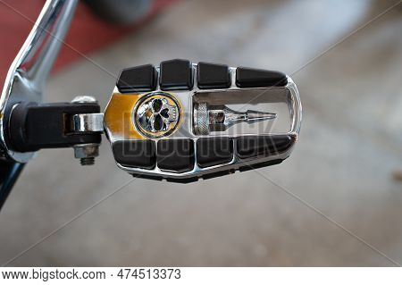Detailed Custom Simple Platform Bicycle Pedal With Metal Scull Sign