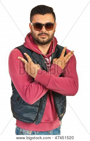 Rapper mand viser fingre