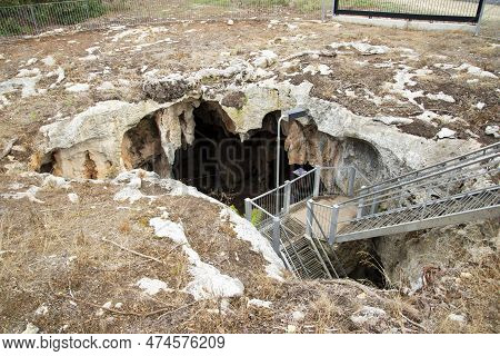 Stick Tomato Cave In Naracoorte - Australia