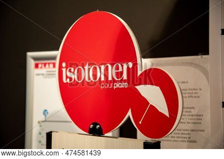 Bordeaux , Aquitaine  France - 04 10 2023 : Isotoner Umbrella Logo Brand Fashion Shop And Text Sign 