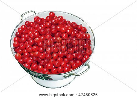 Frisk kirsebær i salatslynge på hvid
