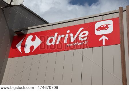 Bordeaux , Aquitaine  France - 04 12 2023 : Carrefour Drive Text Sign And Logo Brand On Wall Facade 