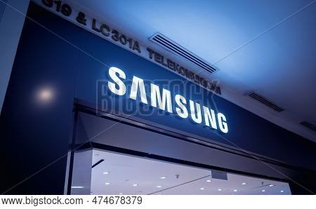 Kuala Lumpur, Malaysia - December 04, 2022: Sumsung Brand Retail Shop Logo Signboard On The Storefro