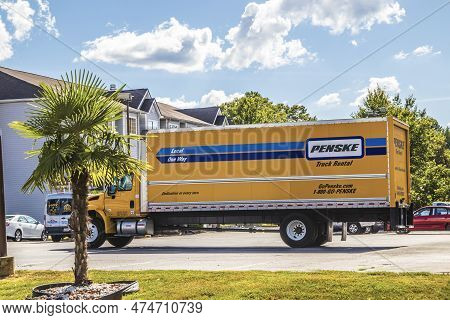 Atlanta, Ga Usa - 07 23 20: Penske Haul Truck Parked At Microtel Inn