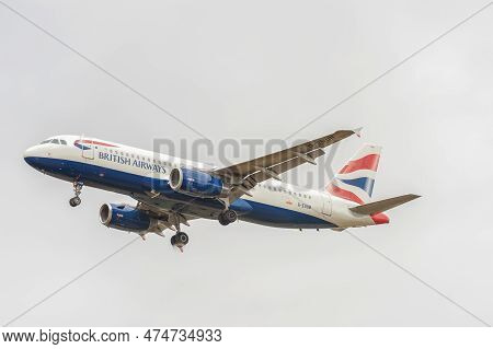 London, England - August 22, 2016: G-euub British Airways Airbus A320 Landing In International Londo