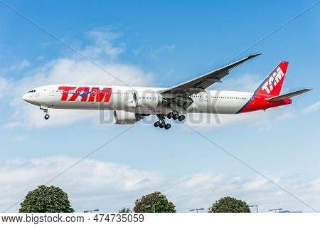 London, England - August 22, 2016: Pt-muc Latam Brasil Linhas Aereeas Boeing 777 Landing In London H