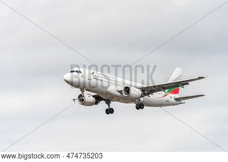 London, England - August 22, 2016: Lz-fbe Bulgaria Air Airlines Airbus A320 Landing In London Heathr