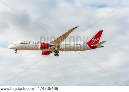 London, England - August 22, 2016: G-vahh Virgin Atlantic Airways Booeing 787 Dreamliner Landing In 