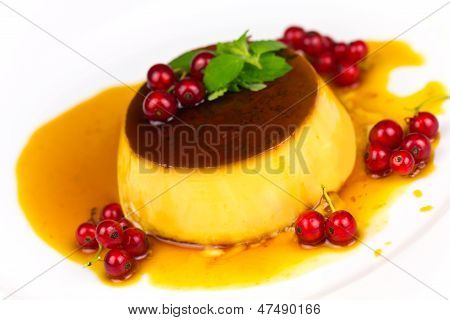 Creme Caramel con ribes rosso, isolata on White