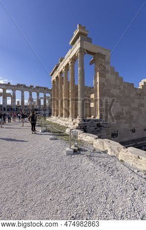 Athens, Greece - October 17, 2022: Group Of Tourists In Front Of  Erechtheion, Temple Of Athena Poli