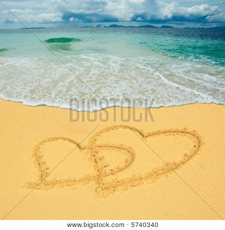 To hjerter tegnet i en Sandy Tropical Beach