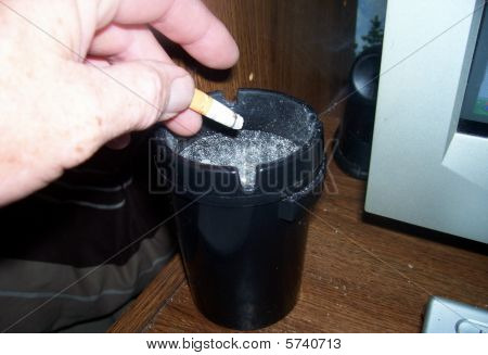 Cigarette méchant et cendrier