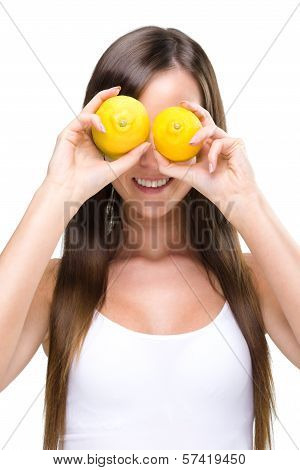 Healthy lifestyle - Fitt woman before the eyes of two lemons