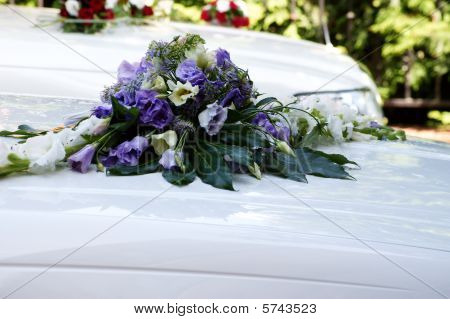 Zdobené, elegantní svatební auto