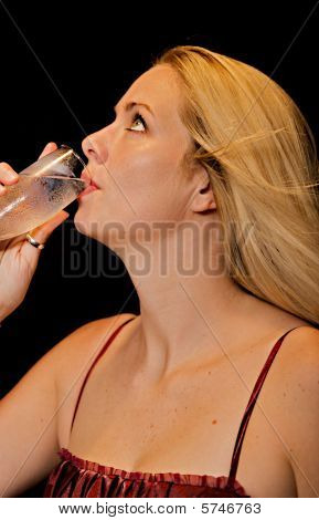 Bella donna bionda beve Champagne