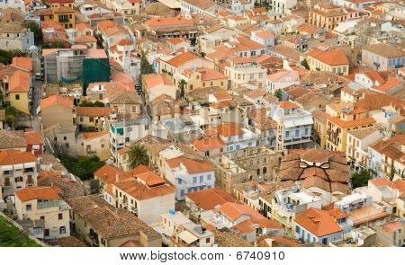 ดูนกของกลาง Nafplion ด้วยหลังคากระเบื้องสีแดง คาบสมุทรเพโลพอนนีส กรีซ