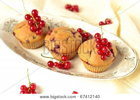 Wholegrain muffins with red currants