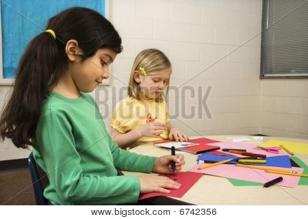 To piger i kunst klasse