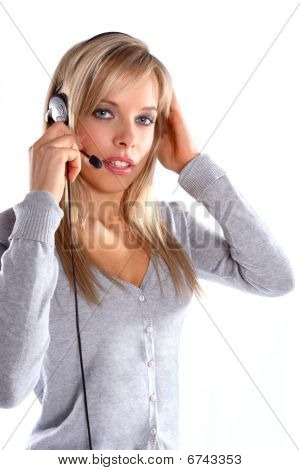 Mladá blondýnka na telefonu