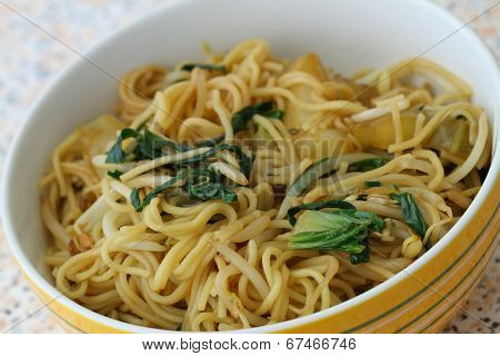 Chinese noodles with beansprouts and paksoy